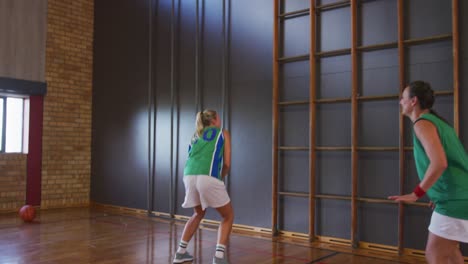 equipo de baloncesto femenino diverso jugando un partido, marcando un gol