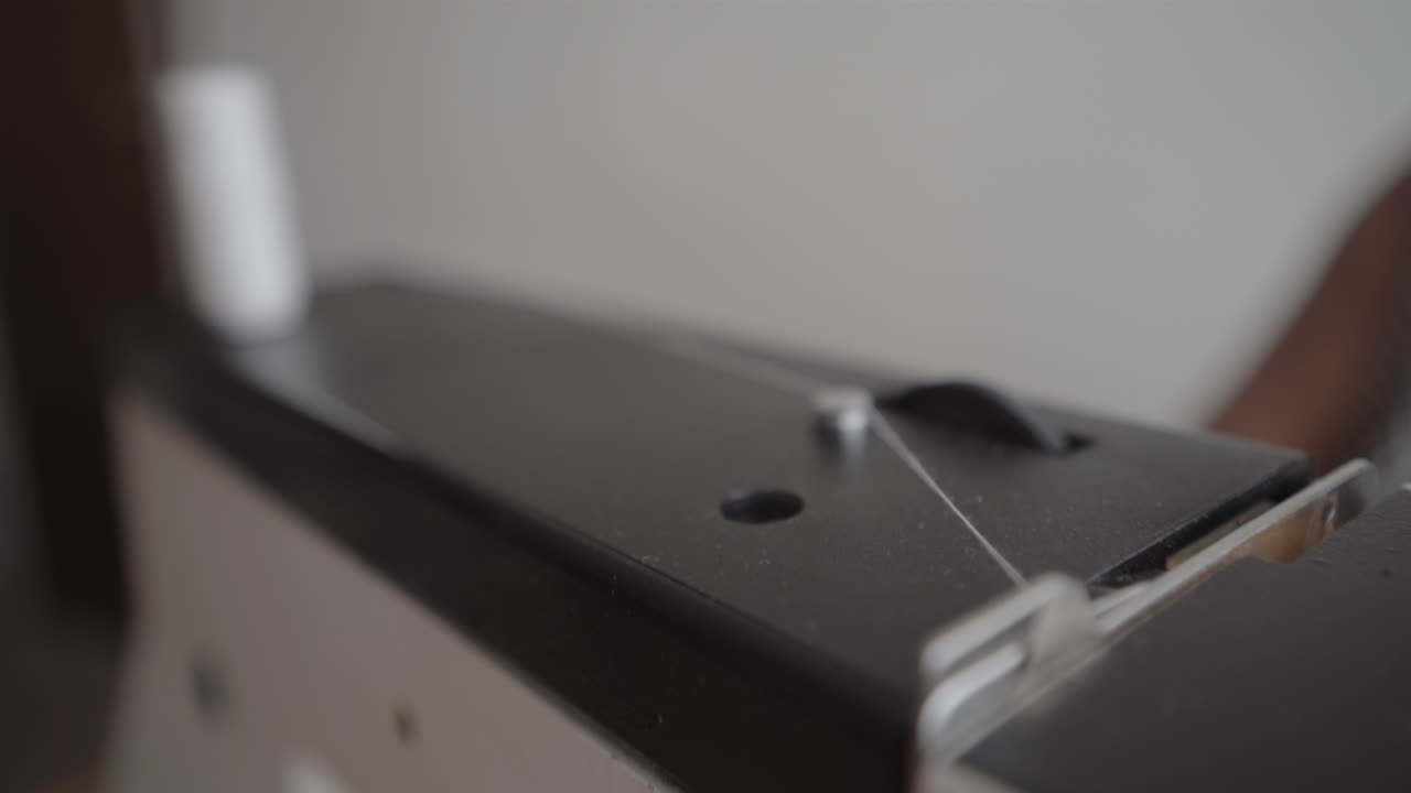 기계에서 빼내는 재봉실 고리