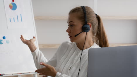 mujer de negocios en videoconferencia
