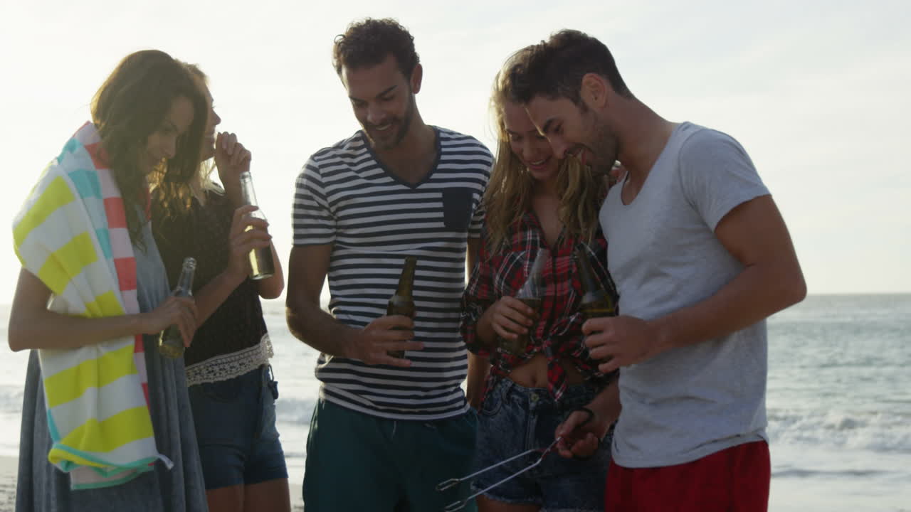 Amici che fanno un barbecue.