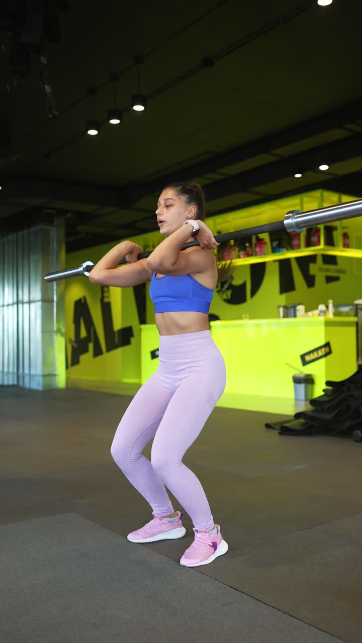 mujer levantando pesas en el gimnasio
