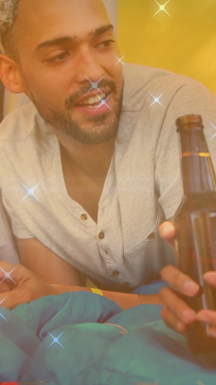 Vídeo vertical: Campista falando enquanto uma garrafa entra em cena, sendo entregue a um amigo, com brilho na garrafa segurada.