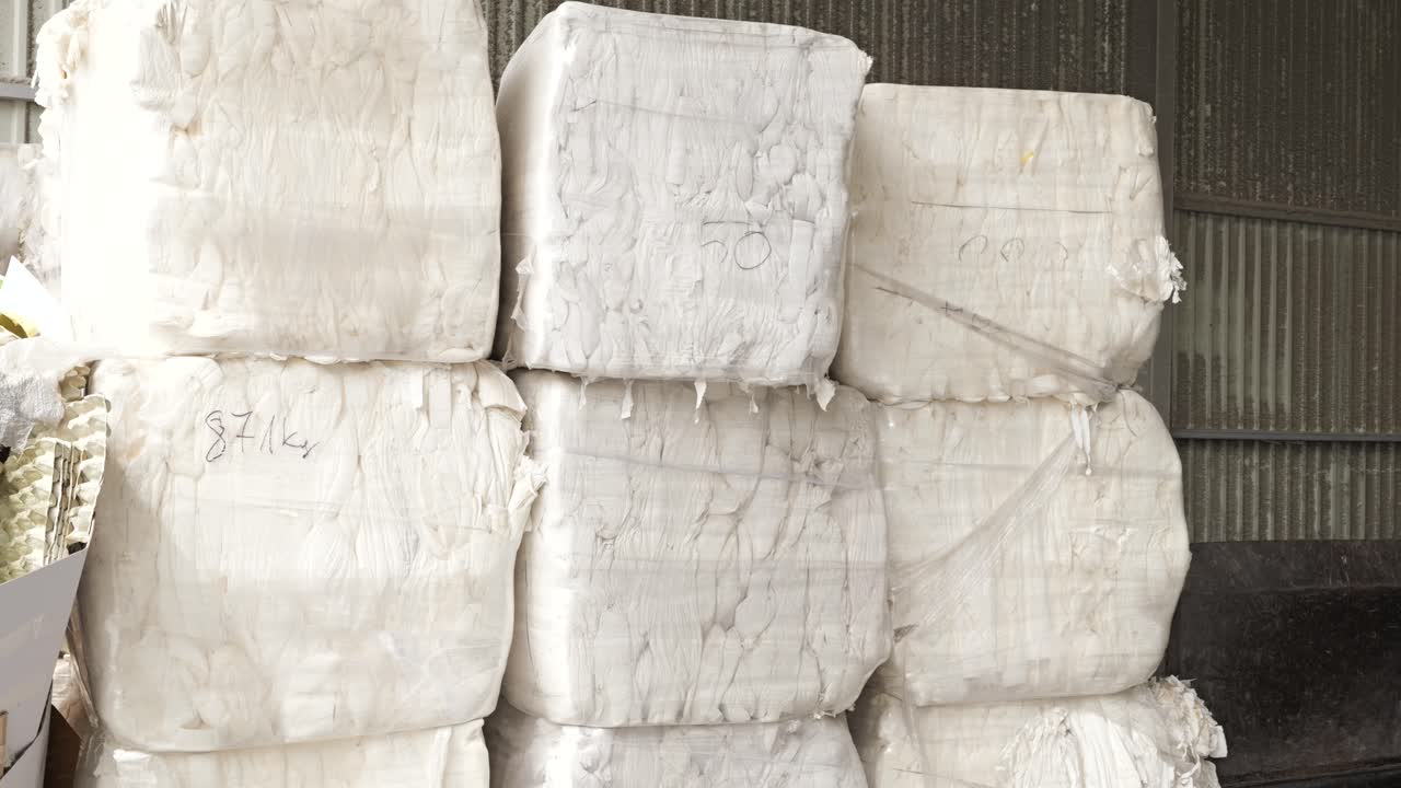 재활용 공장에서 쌓인 포장, 결합 된 종이 폐기물의  ⁇