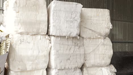balas de residuos de papel envueltos y encuadernados apilados en la planta de reciclaje