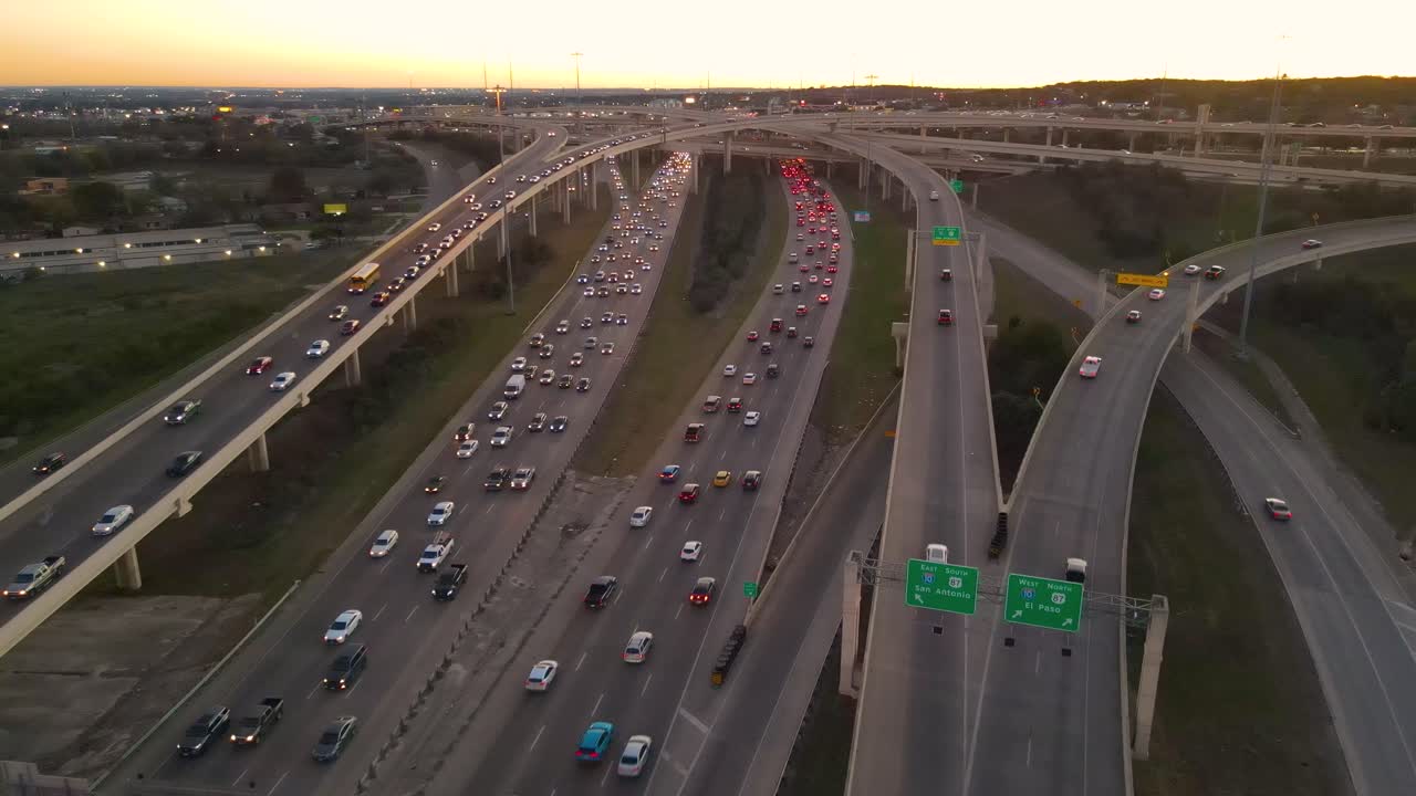 tráfico de hora punta que se mueve muy lentamente en san antonio, texas