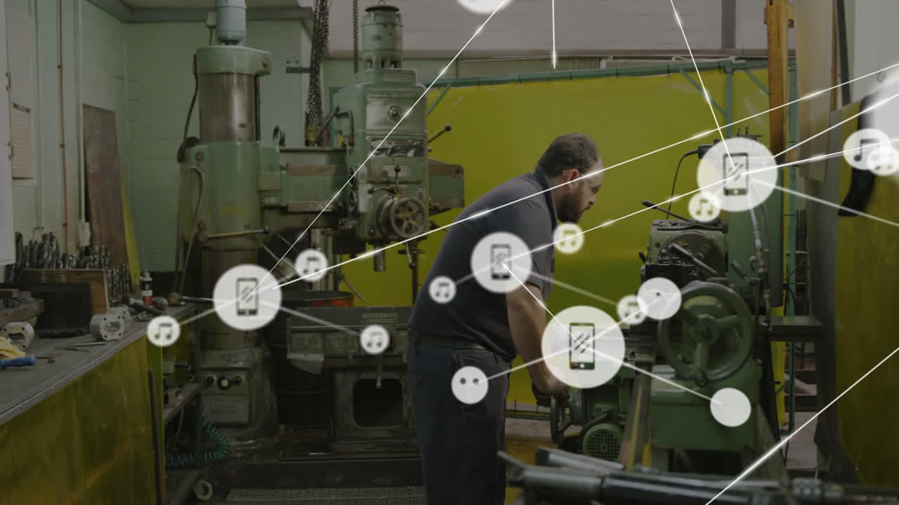 сеть подключенных устройств и музыкальные иконы анимация над фабричным работником, управляющим машинами