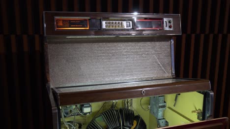 vista de cerca de una jukebox antigua abierta de los años 70