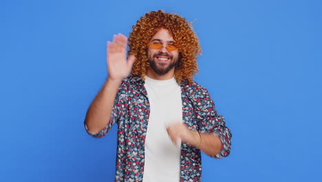 hombre feliz gritar gritar fuerte a la cámara promoción publicidad venta invitación saludos
