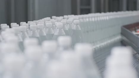 cinta transportadora con botellas de agua potable en una planta de bebidas moderna