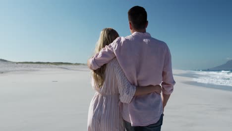 Verliebtes-Paar-Genießt-Gemeinsam-Die-Freizeit-Am-Strand