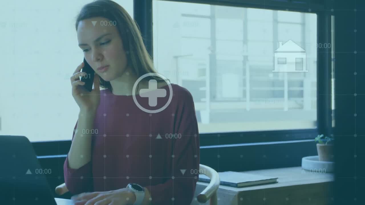 animación del procesamiento de datos sobre una mujer de negocios caucásica hablando por teléfono inteligente en la oficina