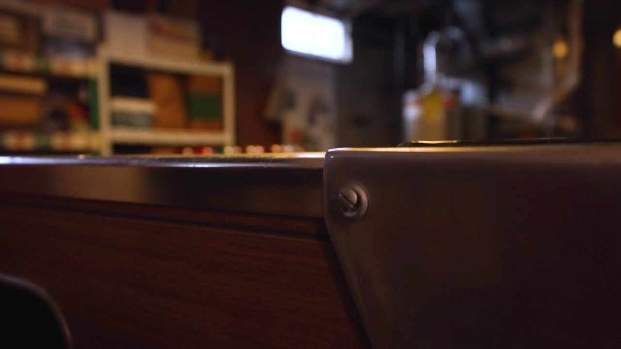 당구대 위에 놓인 공을 보여주기 위해 일어서다