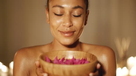 Mujer-Sosteniendo-Un-Tazón-De-Tratamiento-De-Spa