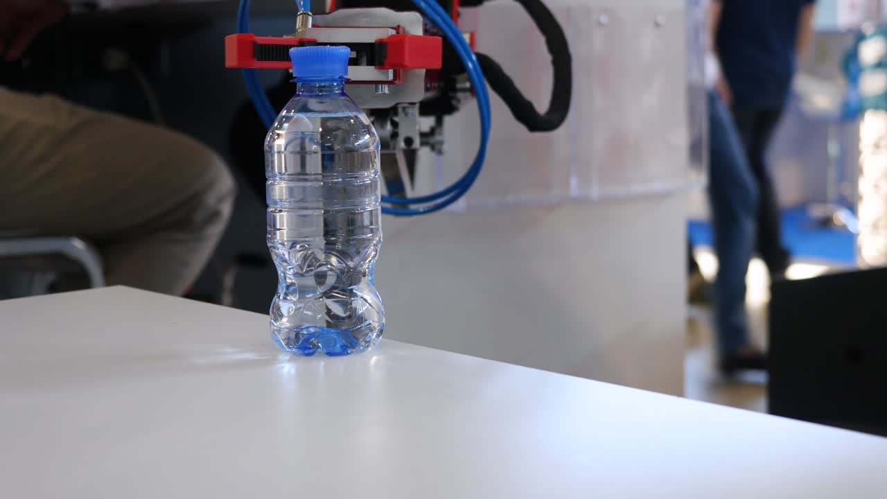 robot que maneja una botella de agua