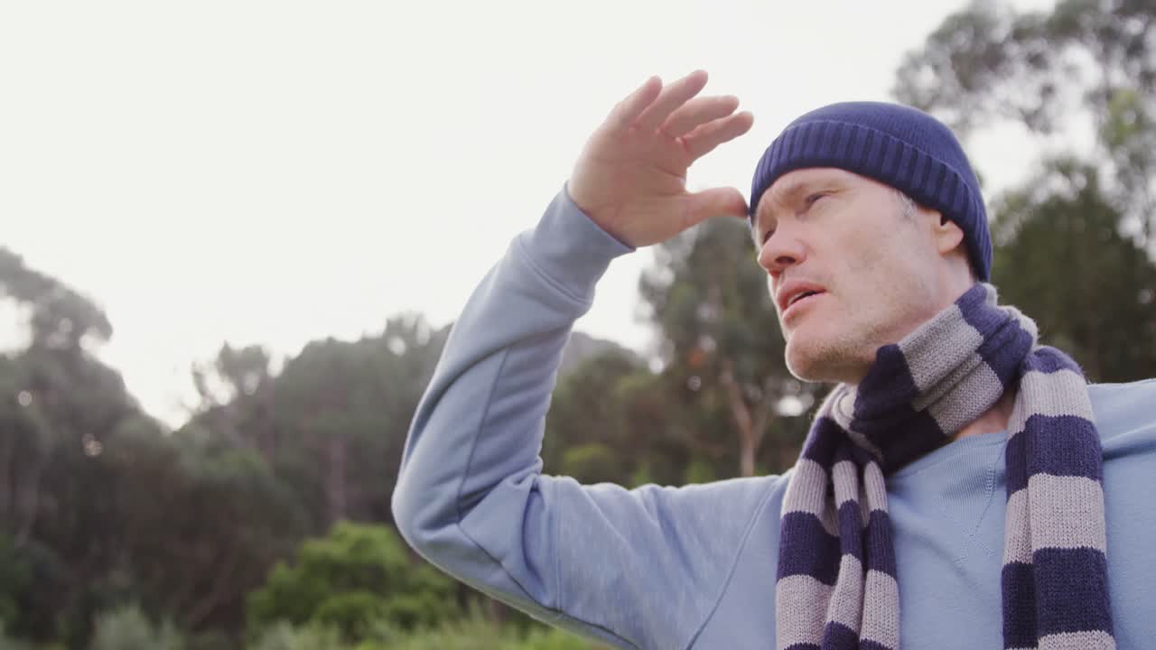 눈을 가리키는 성숙한 남자 4k