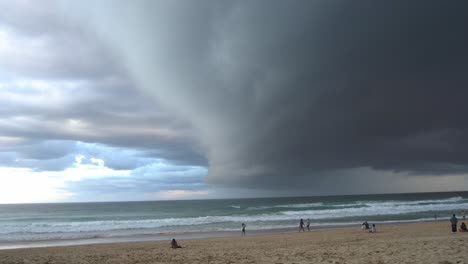 Gruesa-Capa-De-Ominosas-Nubes-Oscuras-De-Tormenta-Barriendo-El-Cielo-En-La-Playa-Con-Viento-Fuerte-Y-Furioso,-Olas-Rápidas-Rompiendo-La-Costa-En-El-Paraíso-De-Los-Surfistas,-Costa-Dorada,-Queensland,-Australia