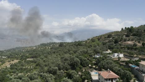 helicóptero extinguiendo terribles incendios forestales en granada, españa