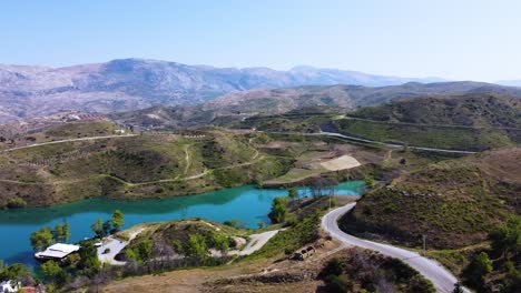 Schwenk-über-Den-Oymapinar-Staudamm-Und-Bergstraßen-An-Einem-Sonnigen-Tag,-Manavgat,-Türkei