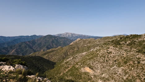 toma 4k de montañas rocosas y hermoso paisaje natural en un día claro en la concha, marbella, españa