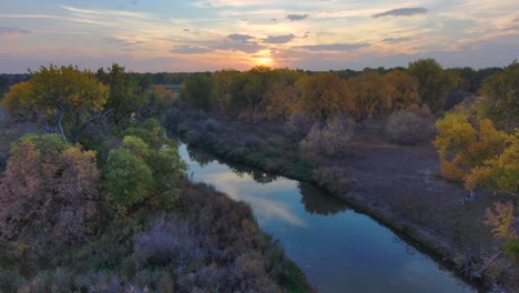 Los-Colores-Del-Otoño-Hacen-Eco-En-El-Cielo-Sobre-El-Río-Platte-En-El-Norte-De-Colorado.