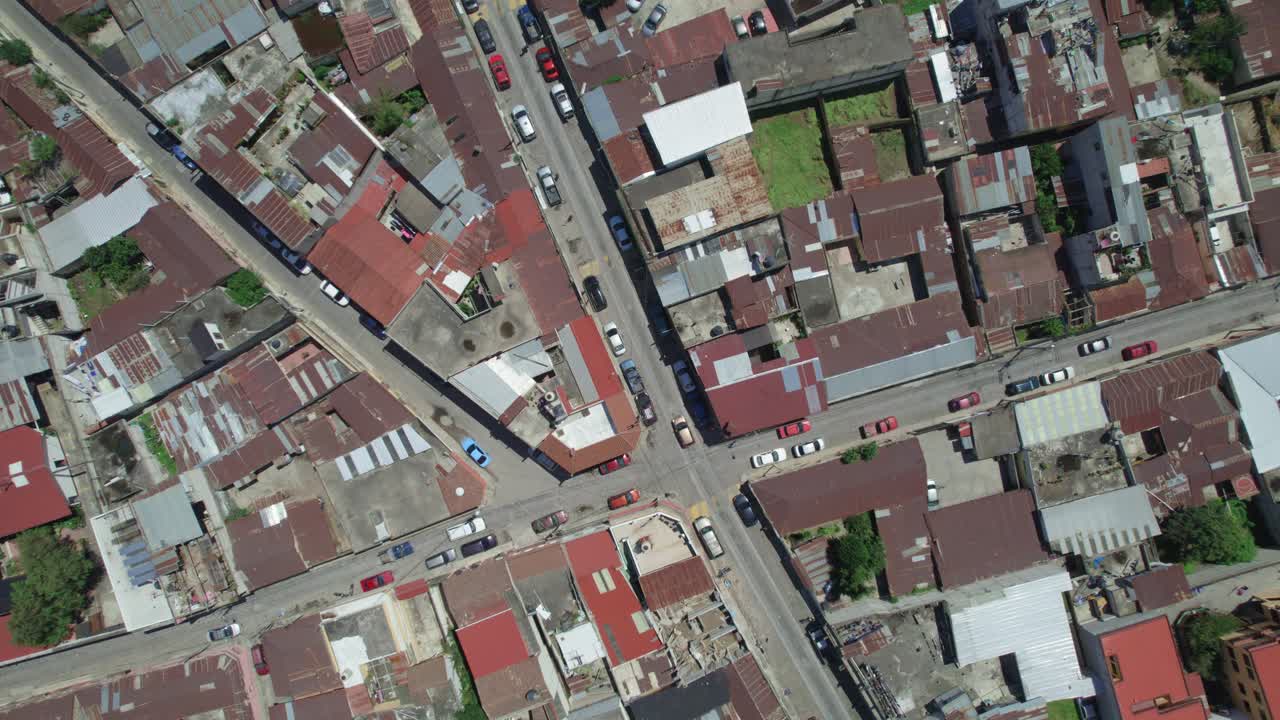 imágenes aéreas de drones de las calles de la ciudad urbana centroamericana con tráfico habitual de peatones y automóviles en quetzaltenango, xela, guatemala