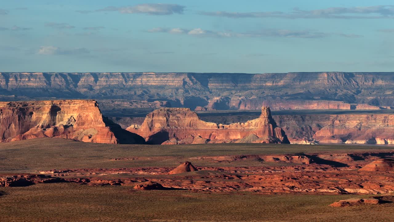 Vista de drone de um monólito natural de arenito nos arredores de Page, Arizona. Esta estrutura geológica robusta oferece uma estética de ficção científica árida e do sudoeste para documentários de viagem e mídias cinematográficas de outro mundo.
