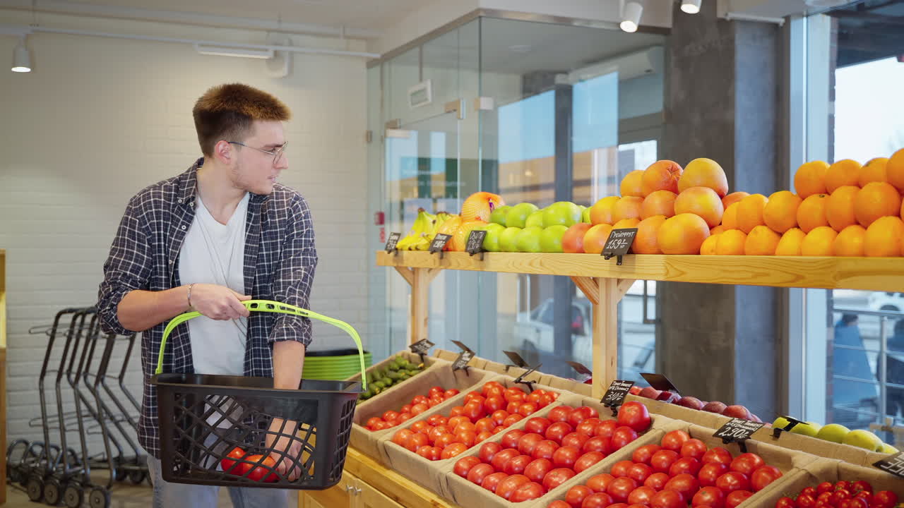 Homme faisant ses courses de fruits et légumes dans un supermarché