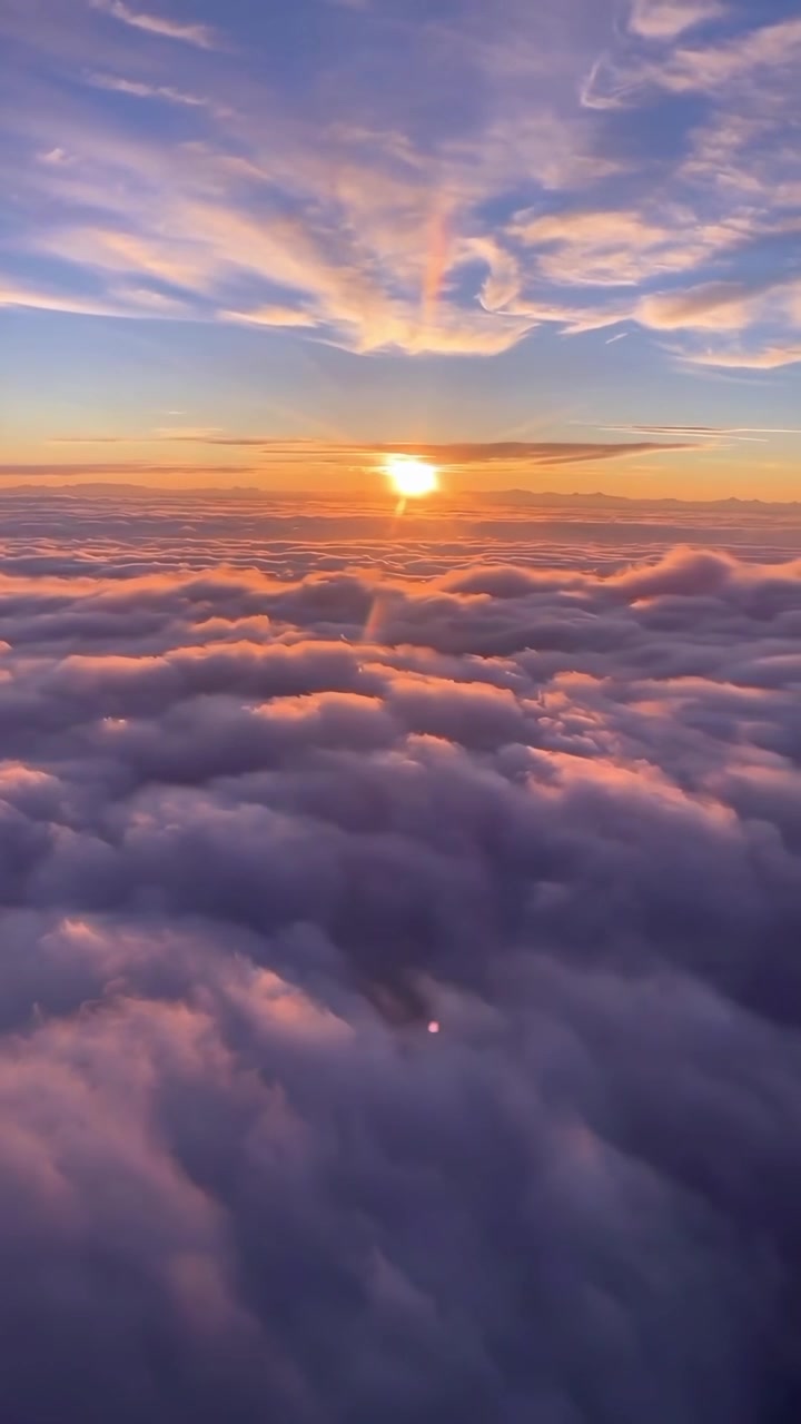 Veduta aerea del tramonto sopra le nuvole