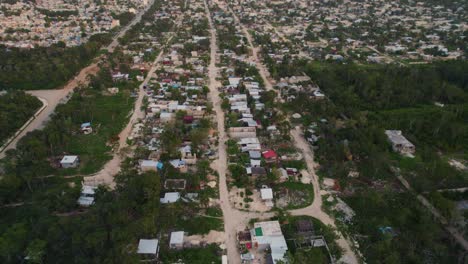 vista aérea aérea de un barrio pobre en méxico justo al lado de un centro turístico