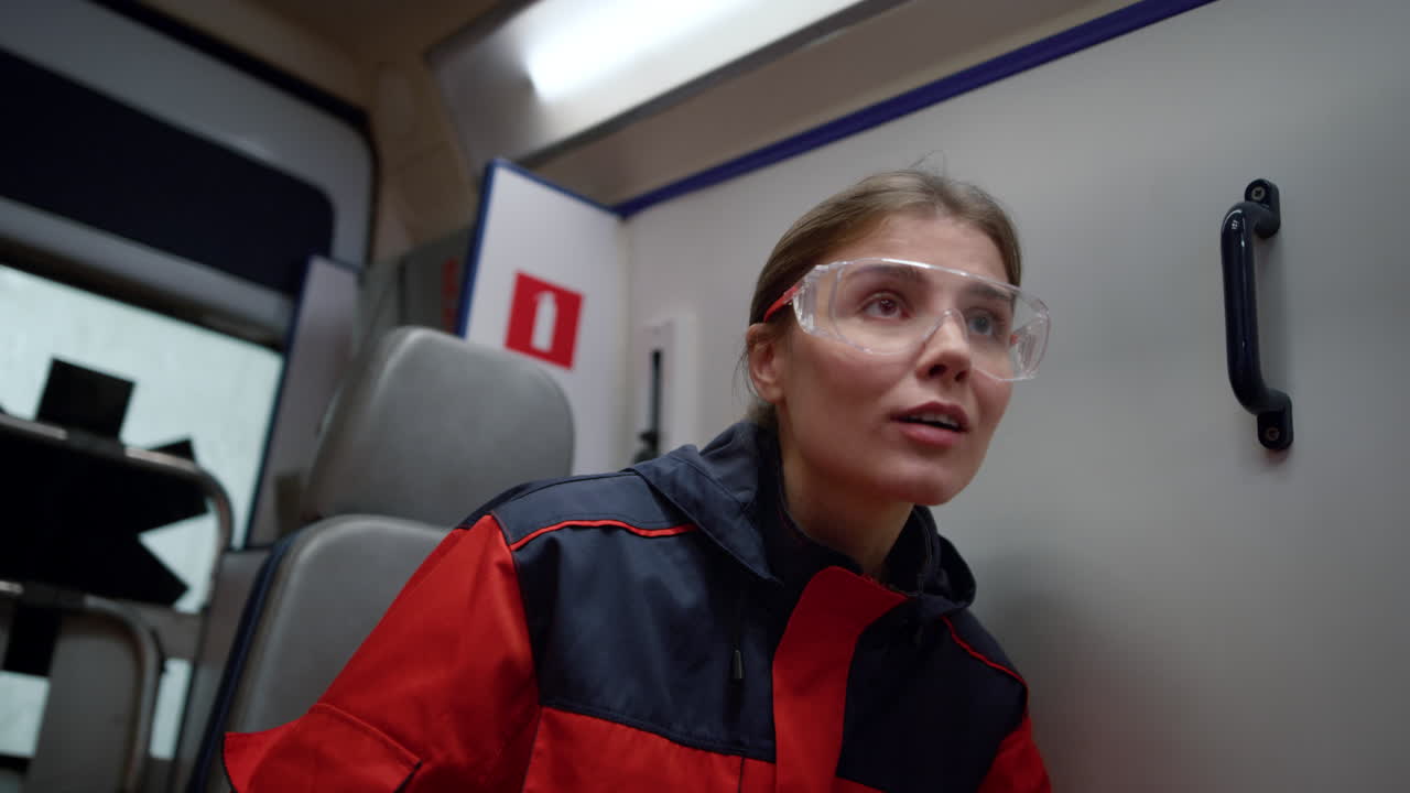 구급차 의원 이 동료 에게 직무 를 설명 하고 있다. 의사 가 동료 와 대화 하고 있다