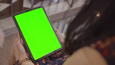 mujer usando tableta digital en el centro comercial, llave de chroma