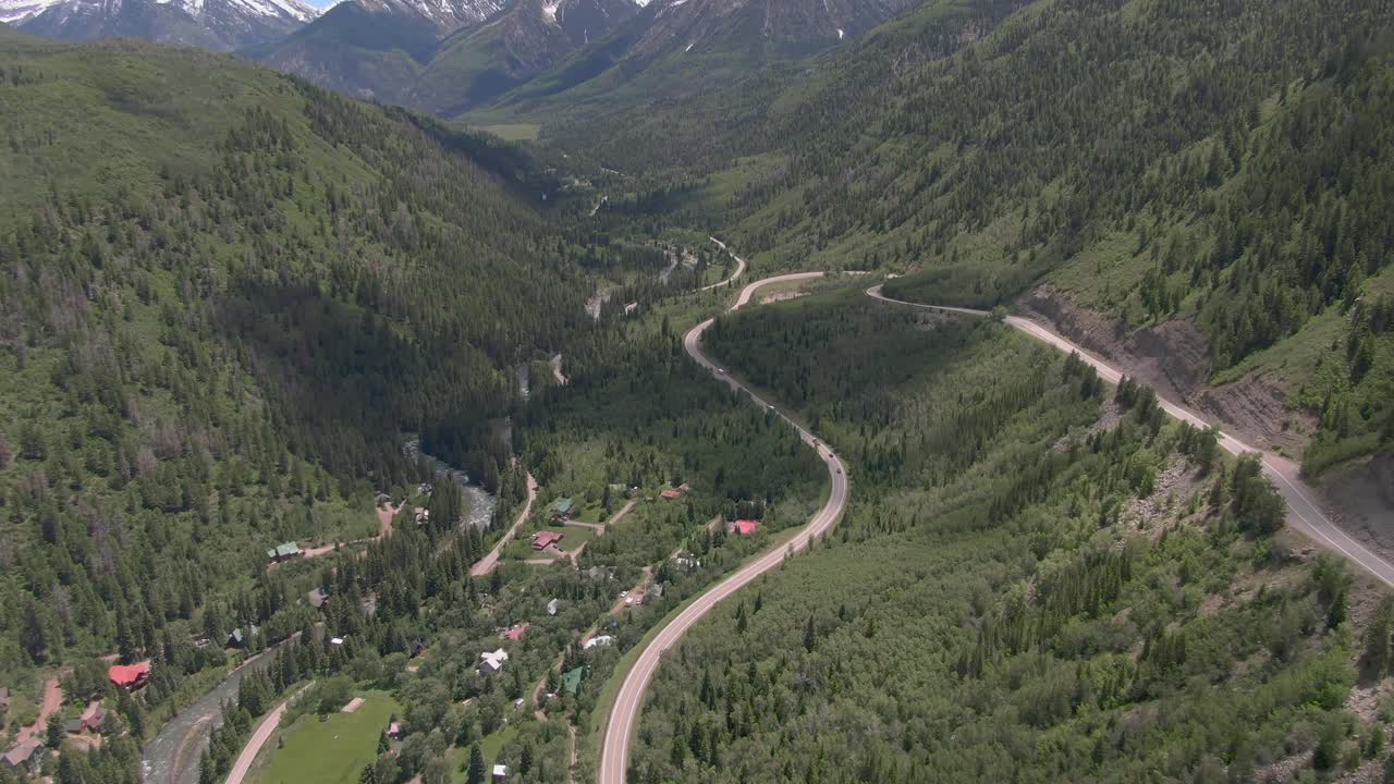 la vista aérea se desplaza hacia arriba para mostrar una vista de la hermosa y sinuosa carretera de colorado