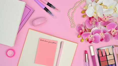 accesorios femeninos románticos con papel para escribir en tema rosa pastel. animación en stop motion