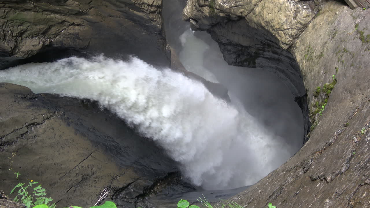 L'acqua di fusione glaciale turbolenta si riversa impetuosamente attraverso la gola delle cascate di Trümmelbach, scolpendo la roccia calcarea liscia all'interno della Valle di Lauterbrunnen, Oberland Bernese, Svizzera.