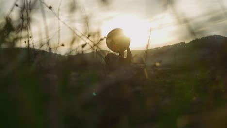 Silhouette-Einer-Person,-Die-Im-Gras-Im-Hochland-Trommel-Spielt