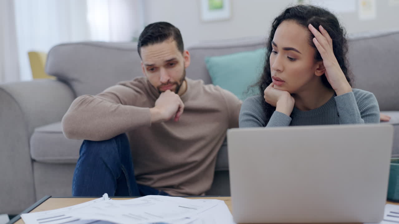 ansiedad, computadora portátil y finanzas con una pareja estresada