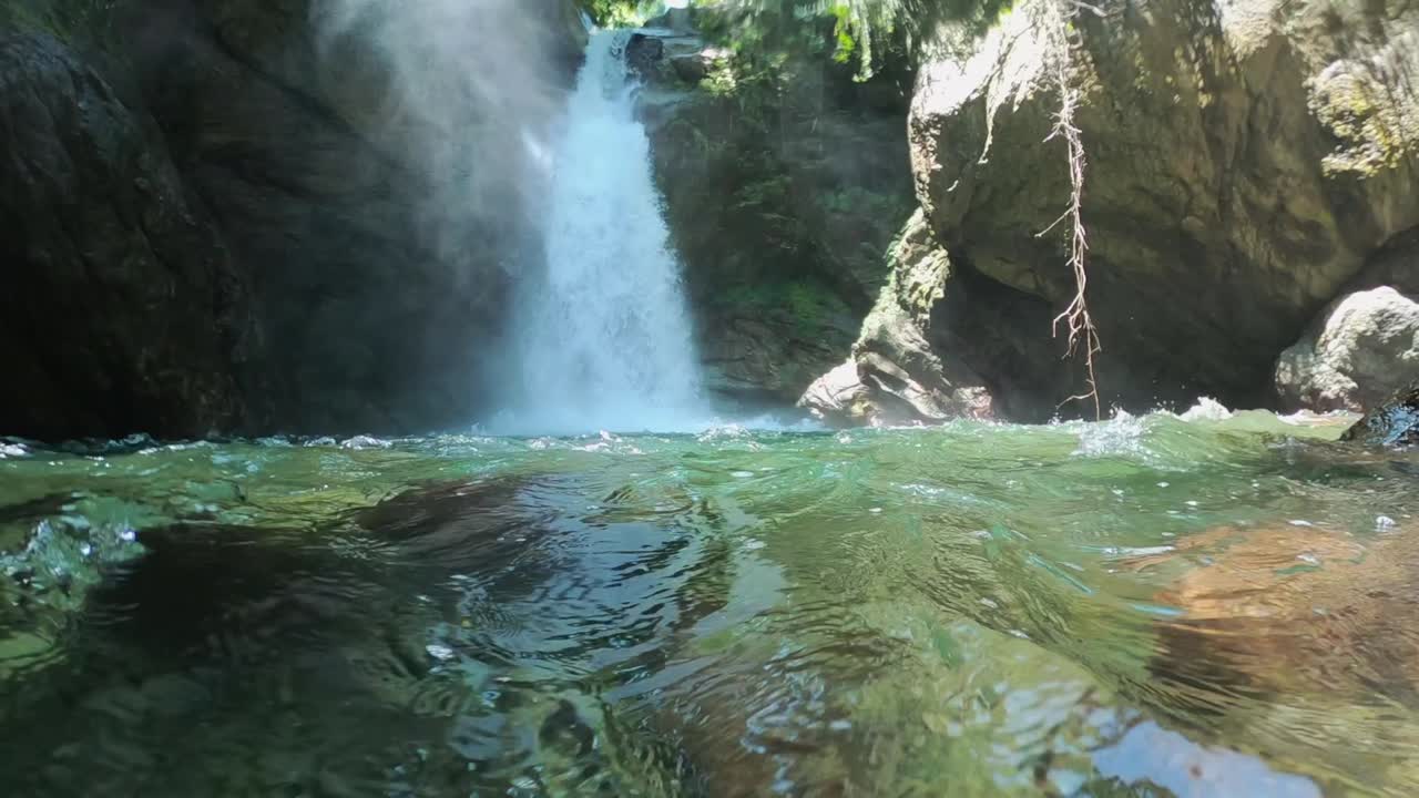 폭포 수면과 카메라 침수 수중