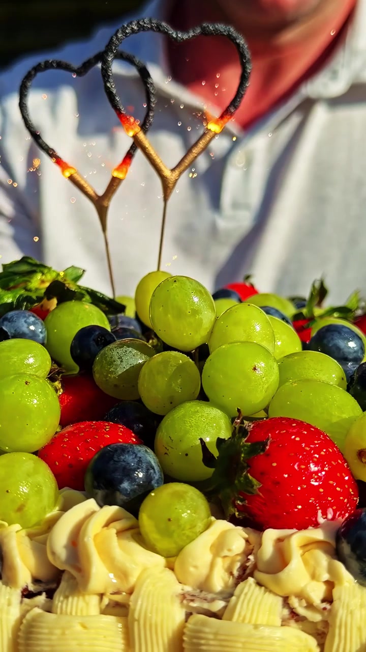 Uomo che tiene un cesto vivace di uva fresca, bacche e frutta assortita all'aperto.
