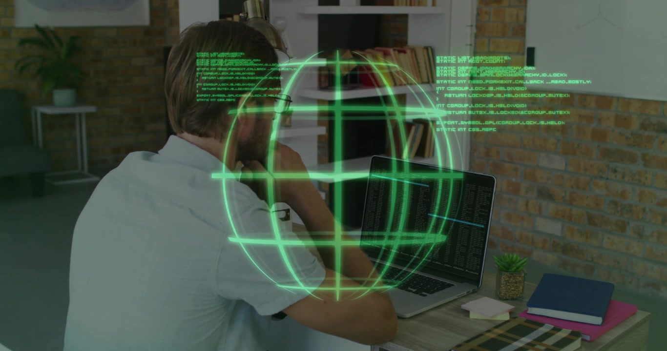 Uomo che monitora un laptop mentre questo proietta un globo olografico tecnologico e codice per l'analisi dei dati.