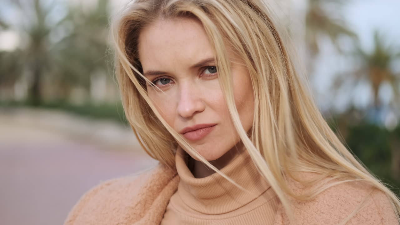 젊은 여성이 카메라를 쳐다보고 있습니다.