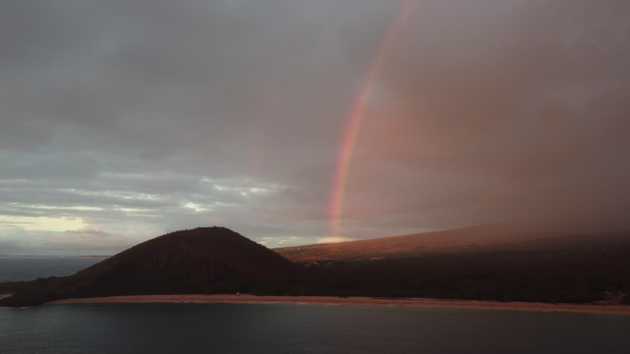 fotografía aérea épica de un arco iris sobre la hermosa playa del sur de maui, condado de mauí, hawai