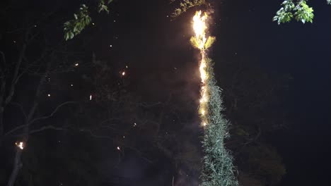 Cenizas-Llameantes-Llenan-El-Cielo-En-La-Noche-Del-Festival-Hachiman,-Shiga-Japón