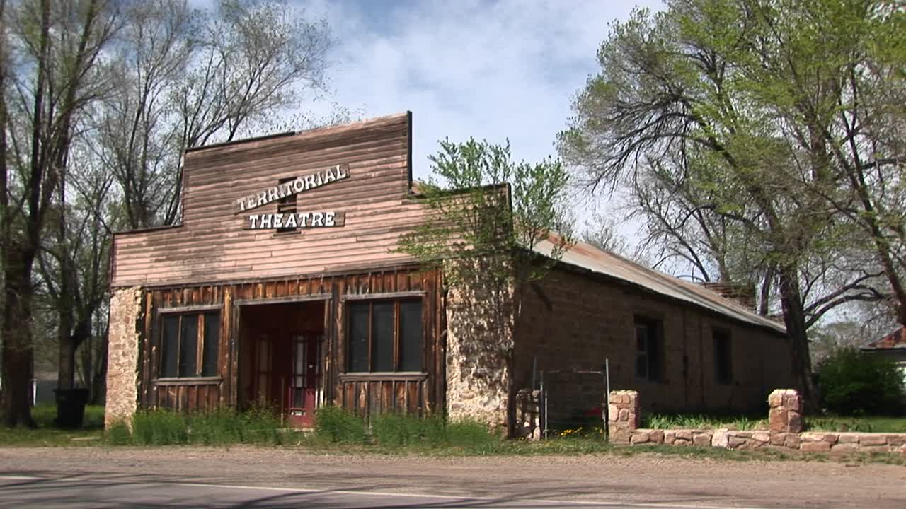 옛 서부 스타일 영토 극장의 중간 샷 1