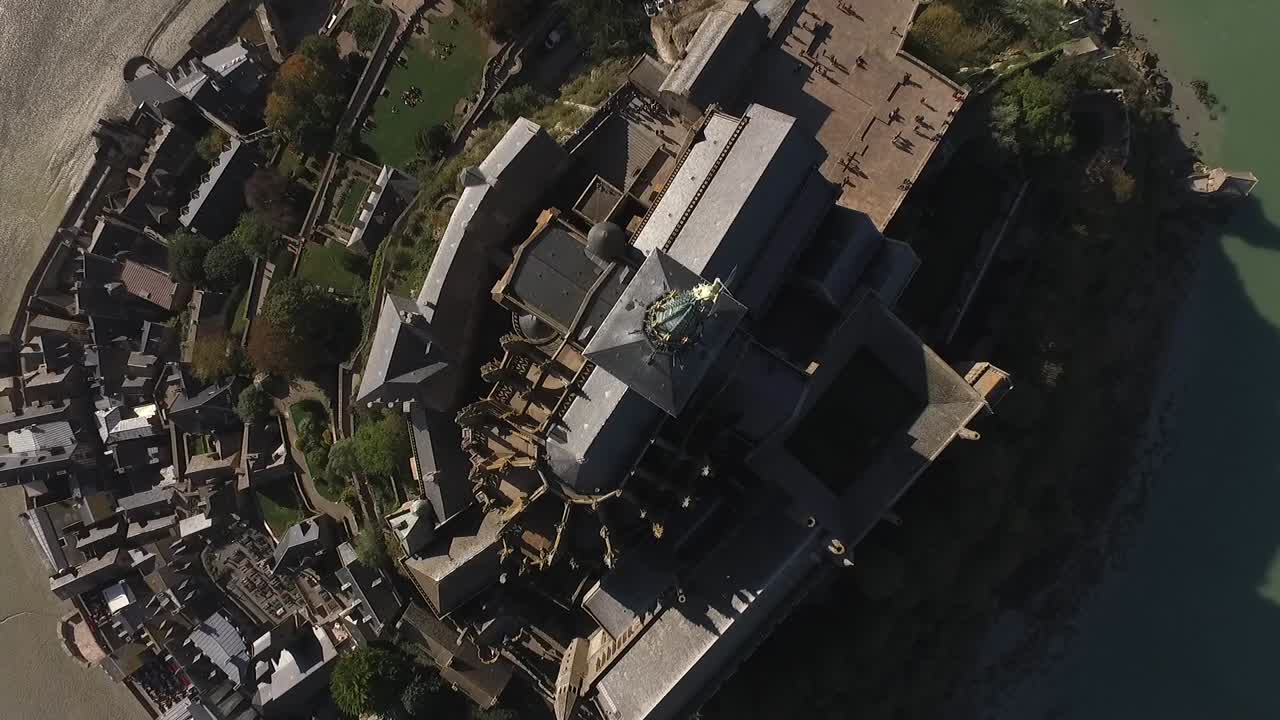 프랑스의 노르망디에서 해수면이 낮은 동안 몬트 세인트 미 ⁇  섬 바로 위로 상승하는 놀라운 드론 뷰