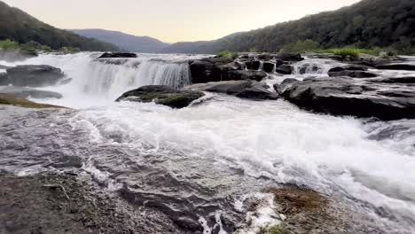 Tiro-De-ángulo-Bajo-De-Cataratas-De-Arenisca-En-Virginia-Occidental.