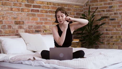 mujer en el dormitorio