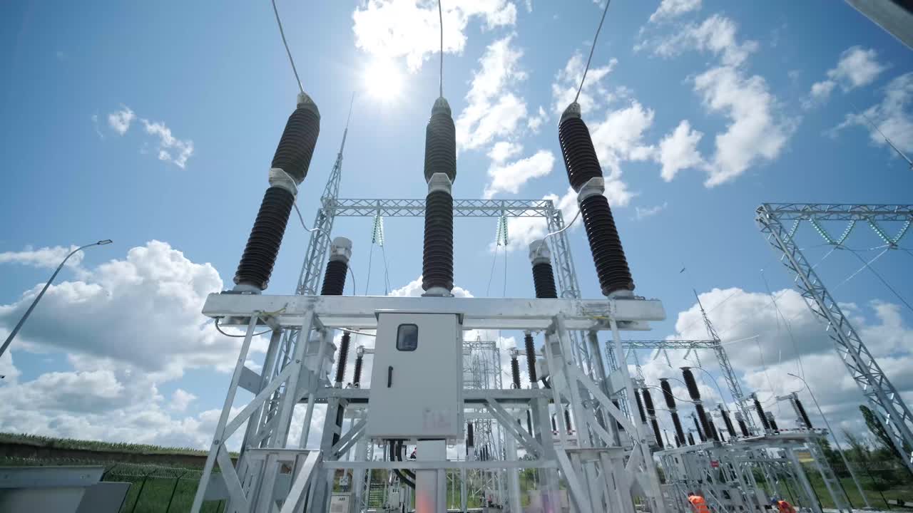 푸른 하늘 배경에 대한 전력 서브 스테이션의 많은 고전압 전기 단열기