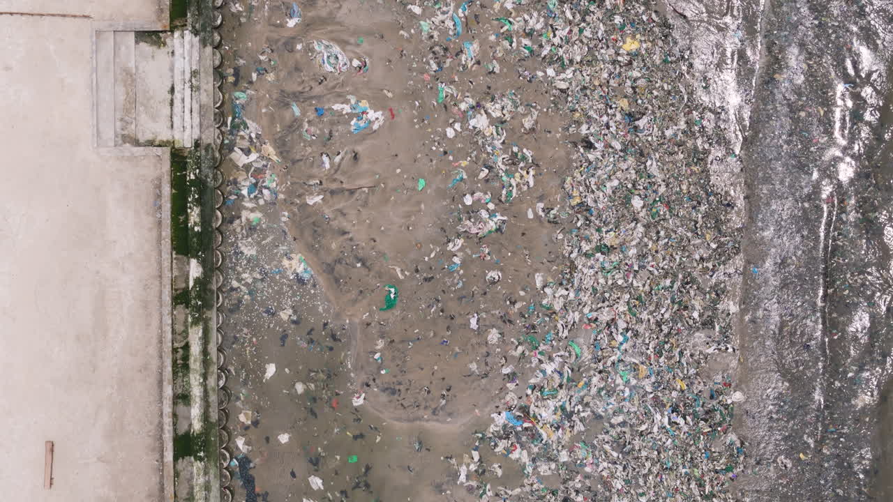 basura arrastrada a la orilla de la playa en bangkok tailandia, aire arriba abajo