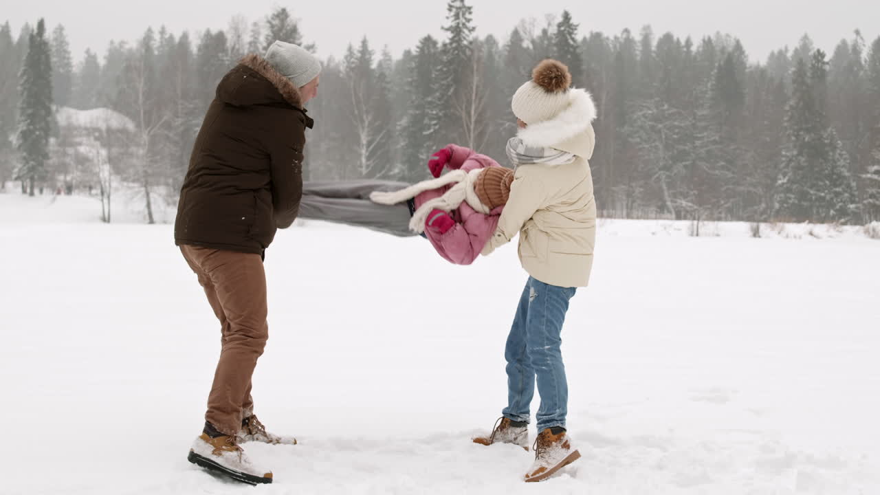 diversión de trineo en familia en la nieve