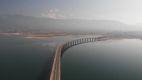 Toma-Panorámica-Aérea-Del-Puente-Del-Lago-Largo-Y